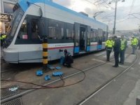 Sirkeci'de raydan çıkan tramvay elektrik direğine çarptı