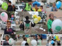Bir balonla yüzleri gülen depremzede çocuklar
