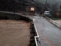 Elazığ'da sağanak yağış nedeniyle köprü trafiğe kapatıldı
