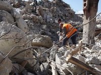 Depremlerde işyerinin enkazı altında kalan yaklaşık 12 milyon TL'lik eşyasını kazarak çıkarıyor