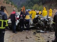 Üzerine kaya devrilen otomobildeki 4 öğretmen hayatını kaybetti