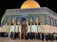 Filistinliler sabah namazı için Mescid-i Aksa'ya akın etti
