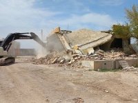 Şanlıurfa'da depremden etkilenen binaların yıkım çalışmaları devam ediyor