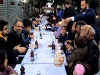 Adana'da cami imamından teravihe gelen çocuklara iftar yemeği
