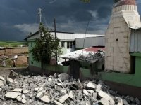 Bismil'de fırtına: Minare yıkıldı, ağaçlar devrildi