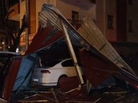 Bitlis'te fırtına çatıları uçurdu, 4 araç hasar gördü