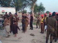 Pakistan'da tır gecekonduların arasına daldı: 7 ölü 4 yaralı