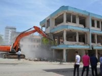 Afşin'de ağır hasarlı yapıların yıkımı sürüyor