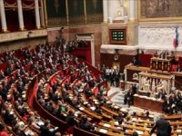 Fransa'da hükümetin düşmesi için sunulan gensoru önergesi reddedildi