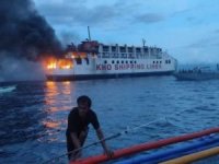 Filipinler'de 120 kişiyi taşıyan feribot alev aldı