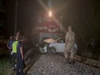 Malatya’da yolcu treni otomobile çarptı: Bir ölü