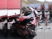 Erzincan’da otomobil, tıra çarptı: 2 ölü, 3 ağır yaralı