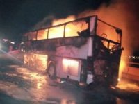 Hindistan'da bariyerlere çarparak alev alan otobüste 25 kişi öldü