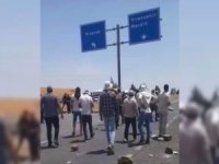 Viranşehir'de çiftçiler elektrik kesintisini yol keserek protesto etti