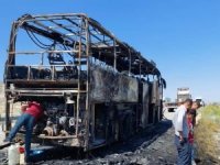 Otobüsün motor kısmında çıkan yangın sonucu otobüs tamamen yandı