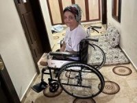 Ortopedik engelli kadına tekerlekli sandalye