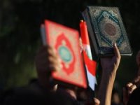 Danimarka'da İslam düşmanları cami önünde Kur'an'ı yaktı
