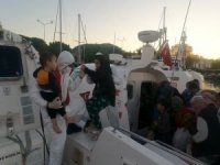 Çanakkale'de lastik bottaki 45 kaçak göçmen kurtarıldı