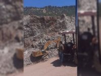 Kayaların altında kalan iş makinesi operatörü hayatını kaybetti