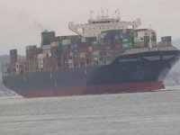 Ukrayna'dan gelen konteyner yüklü gemi İstanbul Boğazı'nda