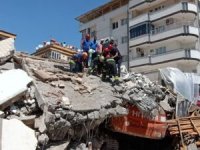 Hasarlı binanın yıkım esnasında göçük: Kepçe operatörü enkaz altında kaldı