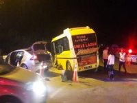 Otomobil minibüse çarptı: 2 ölü