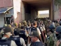 Ekvador'da mahkûmlar, 57 gardiyanı ve 7 polisi rehin aldı