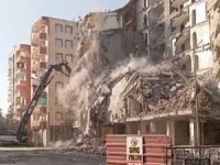 Diyarbakır'da ağır hasarlı binanın kontrollü yıkımı esnasında çökme