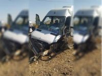 Minibüs ile traktör çarpıştı: 15 yaralı