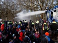 Hollanda'da halk hükümetin petrol politikasını protesto etti