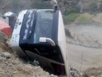 Pakistan'da otobüs yoldan çıktı: 43 yaralı