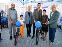 Malatya'da konteynerde kalan 500 çocuğa bisiklet hediye edildi
