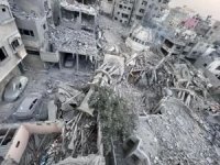 Siyonist rejim Gazze'de camileri bombalıyor