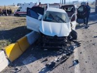 Ağrı'da 2 otomobil çarpıştı: 7 kişi yaralandı