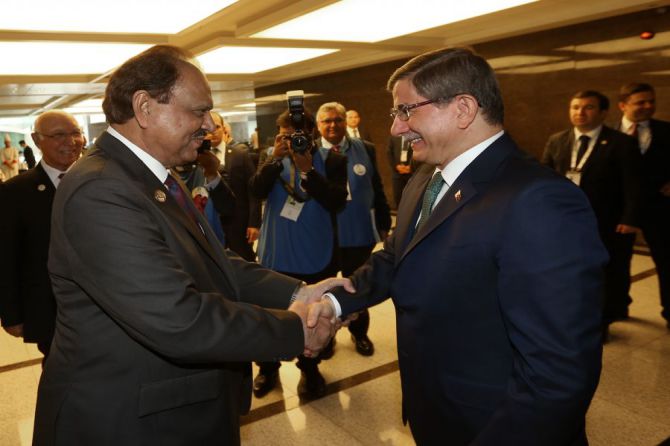 basbakan-ahmet-davutoglu,-pakistan-cumhurbaskani-ile-gorustu.jpg