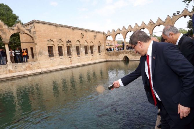 basbakan-davutoglu,-sanliurfa’da-halka-hitap-etti-003.jpg