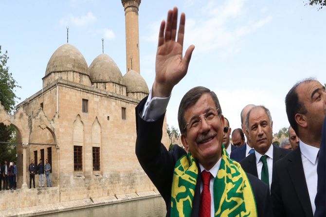 basbakan-davutoglu,-sanliurfa’da-halka-hitap-etti.jpg