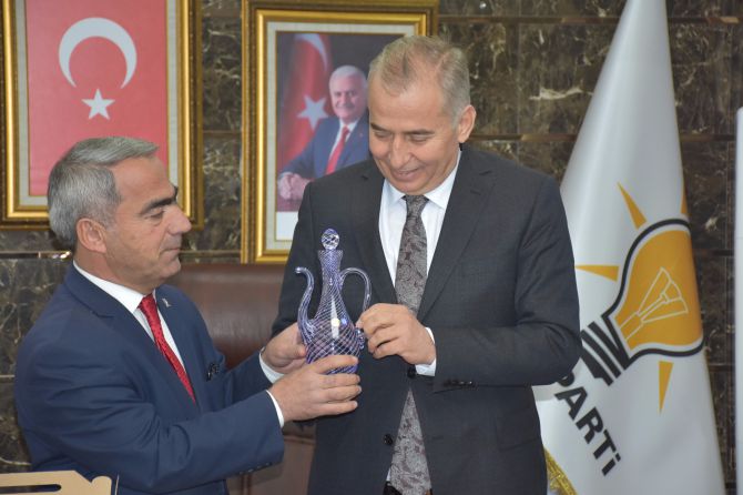 baskan-zolan,-ak-parti’yi-ziyaret-etti-001.jpg
