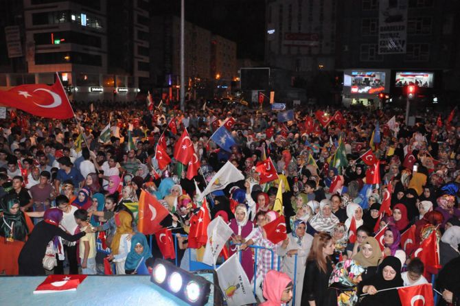 batmanda-halkin-darbe-nobeti-suruyor!-001.jpg