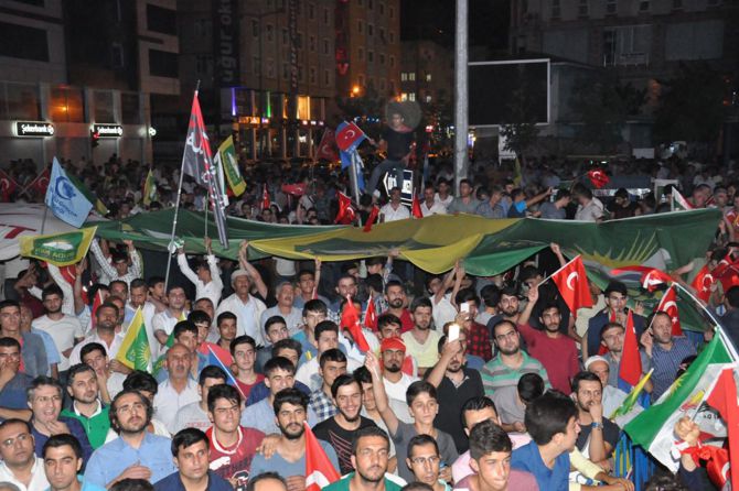 batmanda-halkin-darbe-nobeti-suruyor!-003.jpg