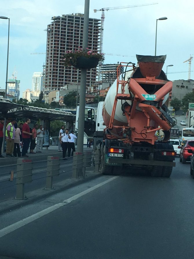 beton-mikseri-metrobus-yoluna-girdi.jpeg