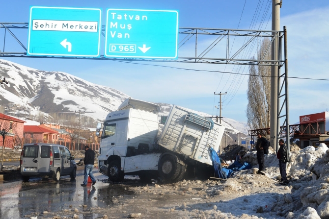 buzlanmadan-tir-devrildi.jpg
