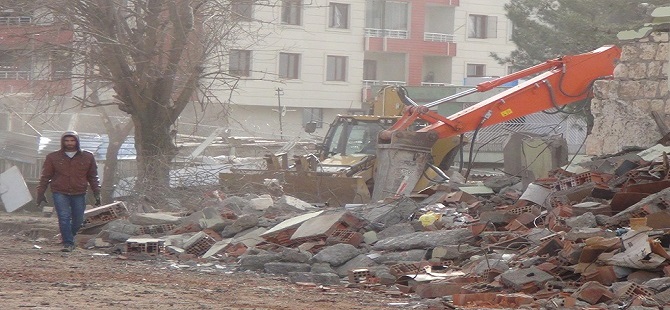cinar’daki-bombali-saldirinin-enkazi-kaldiriliyor-002.jpg
