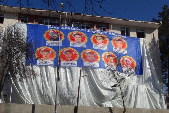 cinar-katliaminda-hayatini-kaybedenlerin-resimleri-emniyet-binasinda--001.jpg