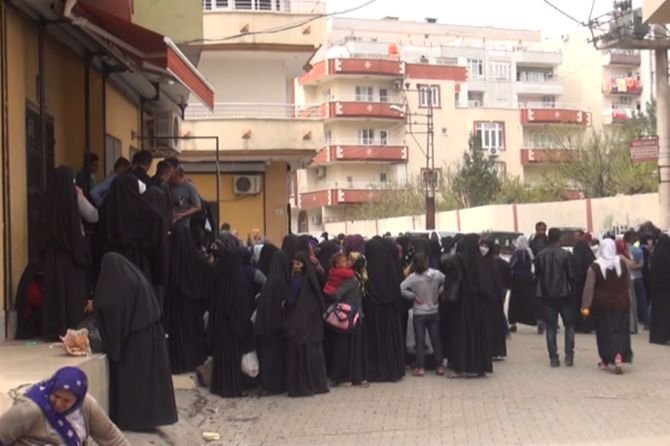 cizrede-uzun-yardim-kuyruklari-001.jpg