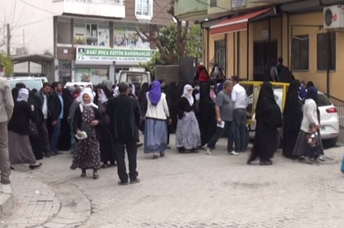 cizrede-uzun-yardim-kuyruklari.jpg