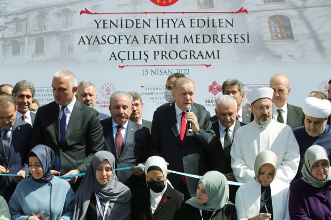 cumhurbaskani-erdogan-ayasofya-fatih-medresesi-004.jpg