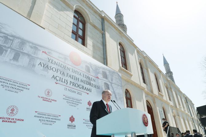 cumhurbaskani-erdogan-ayasofya-fatih-medresesi.jpg