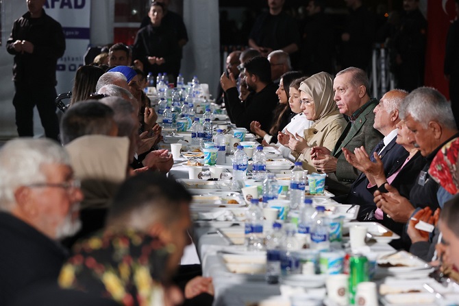 cumhurbaskani-erdogan-depremzedelerle-iftar-004.jpg