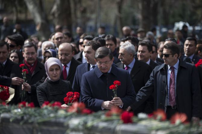 davutoglu,-bombali-saldirinin-yasandigi-alana-karanfil-birakti-005.jpg